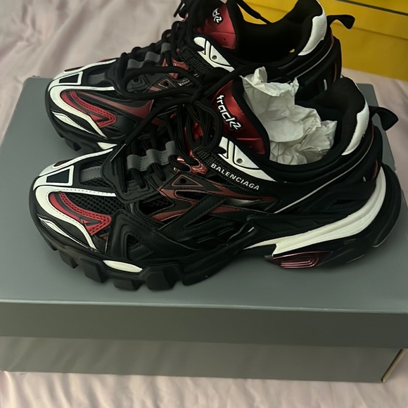 Balenciaga - Picture 1 of 2